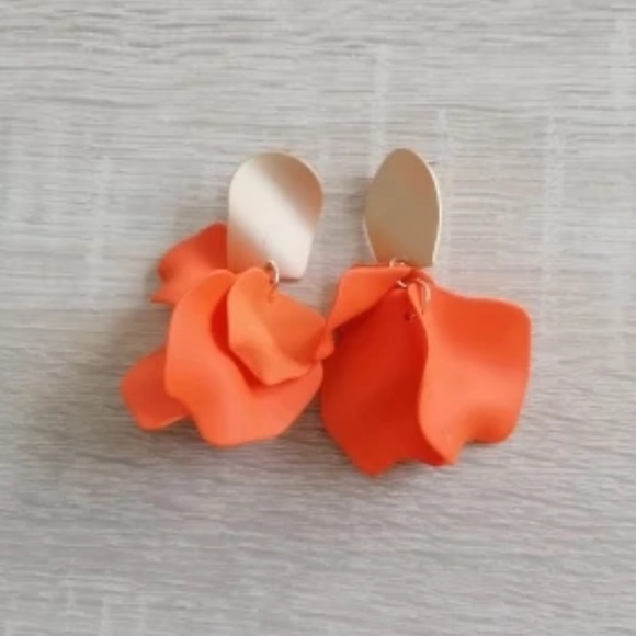 Rose petal dangle earrings gold and bright orange - Picture 2 of 4